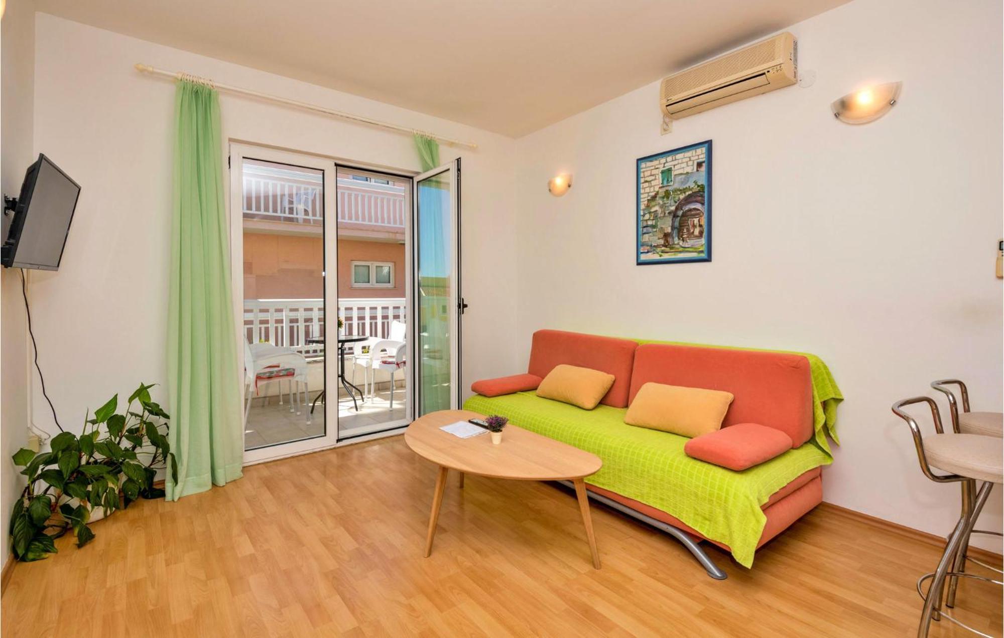Lovely Apartment In Makarska With Kitchen Exterior photo